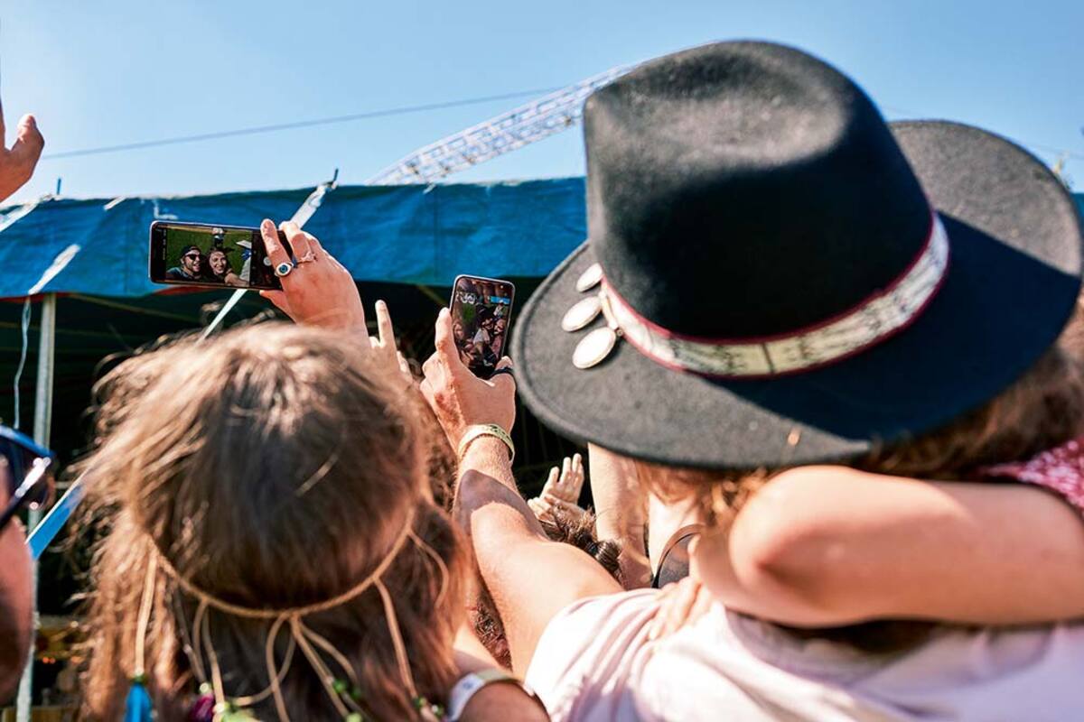 Powerbank przyda się na festiwalu muzycznym - w każdej chwili możesz naładować telefon i nagrywać wspomnienia
