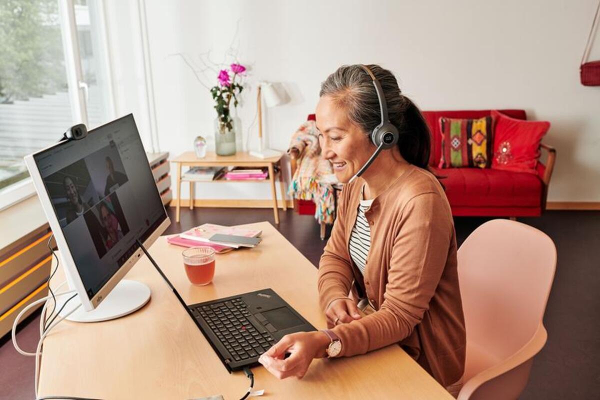 Kobieta podczas spotkania biznesowego na home office