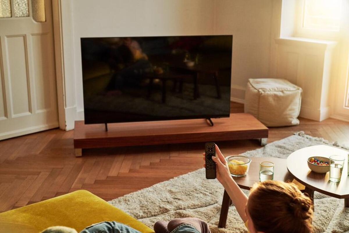 Duży i nowoczesny telewizor w salonie